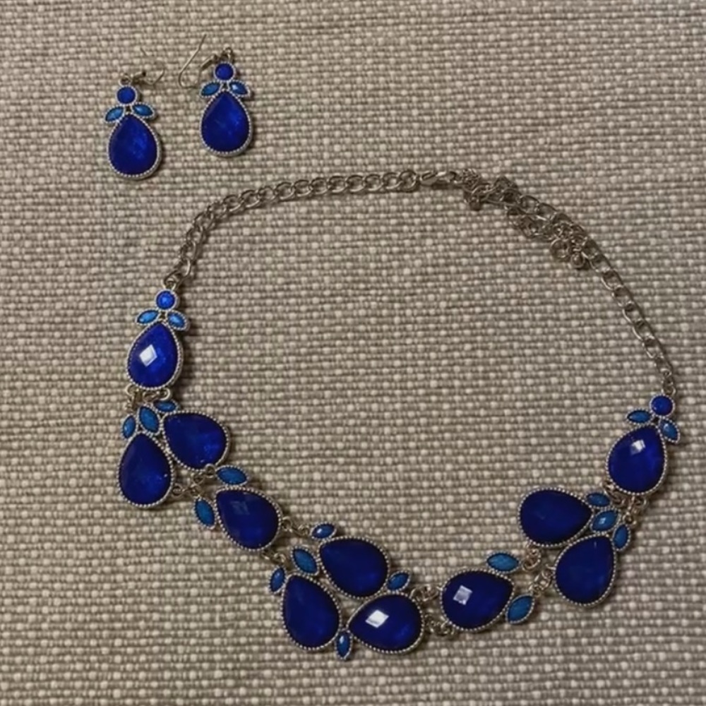 Stylish Shimmer Blue Necklace and Earring Set! (Bundle Set)